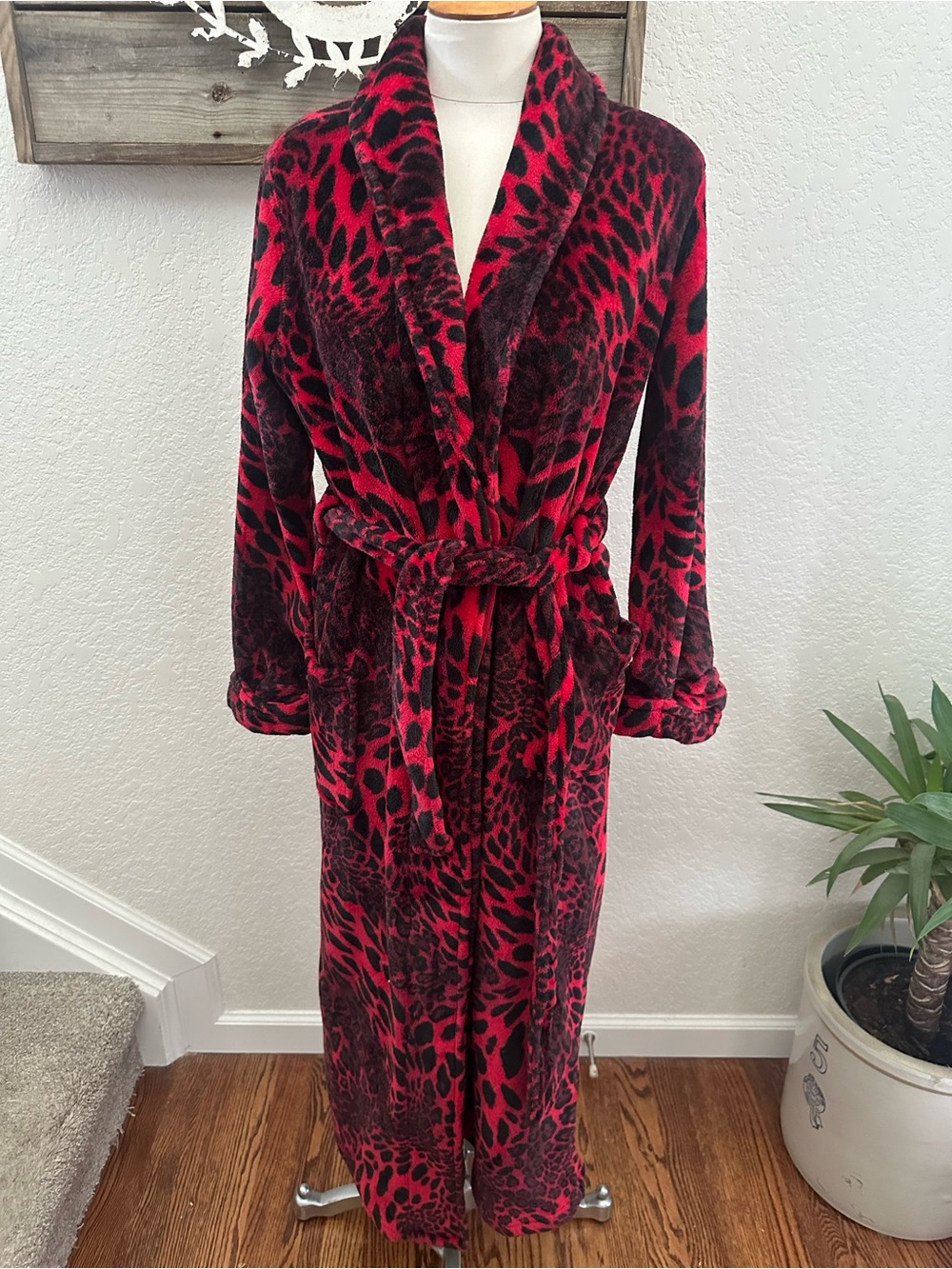 Natori plush red long robe with matching tie ladies size Small